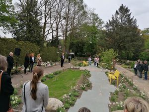 In einem würdevollen Rahmen – musikalisch untermalt durch ein Querflötentrio der Conrad-Hansen-Musikschule – weihte Bürgermeister Arne Moritz gemeinsam mit Pastor Thomas Thiesbrummel und Pfarrerin Ulrike Scholz-Reinhard die Grabstätte für Sternenkinder auf dem Hauptfriedhof ein. Foto: Stadt Lippstadt