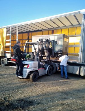 Das 2,7 Tonnen schwere Notstromaggregat wurde gemeinsam umgeladen. Foto: privat