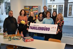 Das städtische Jugend- und Familienbüro ist ab sofort zentral an der Geist-straße 1 untergebracht: (v.l.n.r.) Sascha Thiele, Elisa Stellmacher, Veronika Böttcher, Birgit Blumenröhr, Fachdienstleiter Frank Osinski, Regina Heipieper, Kerstin Beckschulte und Verena Gimm-Burnic freuen sich über den erfolgreichen Umzug. Foto: Stadt Lippstadt 