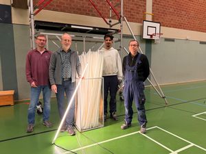  „Besseres Licht für deutlich weniger Geld – so gelingt Klimaschutz vor Ort“, lautet das Fazit von Reinhard Schomacher und Burkhard Alkemeier vom Fachdienst Gebäudewirtschaft der Stadt Lippstadt sowie Ahmed Mohammad und Andreas Kalteis von der Lippstädter Firma Elektro Klaus, die den Umbau durchgeführt haben. Foto: Stadt Lippstadt