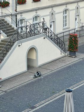 Auch die beiden Lampen an der Rathaustreppe wurden Opfer von Vandalismus. Foto: Stadt Lippstadt