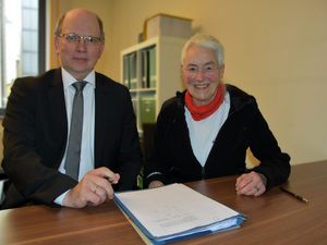 Stephan Tydecks, Erster Beigeordneter der Stadt Lippstadt, unterschreibt den Schenkungsvertrag für die Werke von Diether Pelz und Friedrich Höings in Anwesenheit von Eva Maria Rellecke. Foto: Stadt Lippstadt