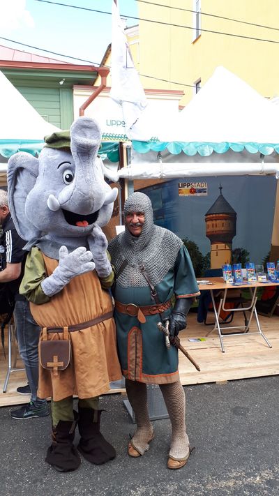 Da haben sich zwei gefunden: Graf Bernhard und das Maskottchen der Stadt Hamm, der Hammer Elefant. Foto: Stadt Lippstadt