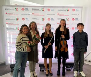 Freuen sich über den Erfolg beim Landeswettbewerb „Jugend musiziert“ (v.l.): Die Lehrkräfte Marine Babakyan und Regina Rothenbusch mit dem Trio Lea Barnstorf-Laumanns, Miriam Preuschoff und Tim Eichhorn. Foto: Christoph Barnstorf-Laumanns