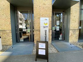 Ab Montag geht es los mit dem Medienservice der Stadtbücherei: Die Bestellung erfolgt per E-Mail oder Telefon, die Abholung geht nach Terminvergabe kontaktlos an der Eingangstür der Stadtbücherei über die Bühne. Foto: Stadt Lippstadt