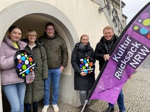 Geseke ist neu dabei im Kulturrucksackverbund: Pascal Rückert (dritter v. l.) und Swetlana Ritter (erste v. l.) freuen sich auf die Zusammenarbeit mit Uwe Albert (rechts außen) und Sabrina Janetzky (zweite v. l., Stadt Lippstadt) sowie Elke Schmücker (zweite v. r., Stadt Soest) und Beate Westermann (Bad Sassendorf, nicht im Bild). Foto: Stadt Lippstadt