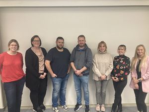 Veronika Kaufmann, Nancy Schneider, Jessica Behrens-Gomez, Tomasz Lange, Marcel Thiel und Kerstin Schönborn bilden zusammen mit Ehrenmitglied Jana Florek (v.r.) den neuen Stadtelternrat der Stadt Lippstadt. Helene Dick sowie die weiteren Ehrenmitglieder Alexandra Bobb und Anne Sellmann fehlen auf dem Foto. Foto: Stadt Lippstadt