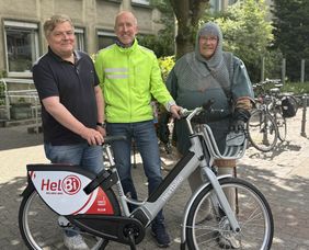 Auch Graf Bernhard ist beim STADTRADELN dabei. Gemeinsam mit dem Bürgermeister und Michael Tröger wurde auch direkt das „HelBi – Hellweg Bike“ in Augenschein genommen und getestet. Foto: Stadt Lippstadt