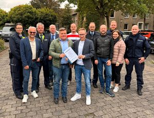 Gemeinsam handeln für Vertrauen und Sicherheit: Bürgermeister Arne Moritz und Ordnungsamtsleiter Thorsten Schmidt präsentieren die Vereinbarung, die vor 20 Jahren die Gründung der Ordnungspartnerschaft besiegelte. Seit diesem Tag hat das Gremium 81 Mal getagt.  Foto: Stadt Lippstadt