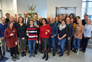 Gemeinsam mit Bürgermeister Christof Sommer (7.v.l) und Ideengeberin Sabine Pfeffer (Mitte) gaben die Organisatoren und Unterstützer den Startschuss für die Weihnachtswunschbaumaktion 2019. Über 700 Wünsche können die Lippstädter in diesem Jahr erfüllen. Foto: Stadt Lippstadt