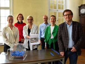 Heinrich Horstmann (dritter v. l.), Dr. Christine Schönebeck (dritte v. r.), Brigitte Reich und Anna Maria Katz (zweite v. l.) sind gespannt auf die Entwürfe der Teilnehmer, die unter Aufsicht von Joachim Elliger (r.) ausgelost wurden. Maria Chudzian (l.) vom Büro Drees und Huesmann begleitete das Losverfahren. Foto: Stadt Lippstadt
