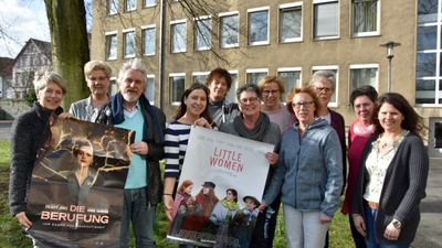 Die Gleichstellungsbeauftragten im Kreis Soest und Kinobetreiber Hubert Nieuwdorp freuen sich auf die Kinoaktion zum Internationalen Frauentag am 6. März in Lippstadt. Foto: Stadt Lippstadt