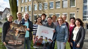 Die Gleichstellungsbeauftragten im Kreis Soest und Kinobetreiber Hubert Nieuwdorp freuen sich auf die Kinoaktion zum Internationalen Frauentag am 6. März in Lippstadt. Foto: Stadt Lippstadt