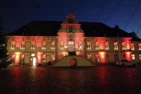 Ein Zeichen gegen Gewalt: Das Lippstädter Rathaus leuchtete orange zum Internationalen Tag zur Beseitigung gegen Frauen. Foto: Stadt Lippstadt