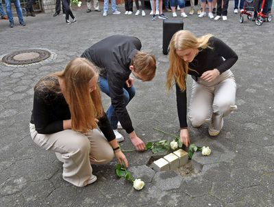Nach jeder Verlegung legten die jungen Menschen Blumen an den Stolpersteinen nieder. Foto: Stadt Lippstadt