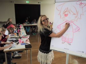 Kawaii (jap. „süß“): Profizeichnerin Alexandra Völker demonstriert eine typische Mangafigur im Chibi-Zeichenstil. Foto: Stadt Lippstadt