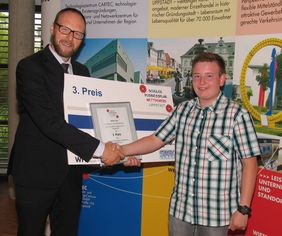 Dr. Ingo Lübben gratuliert Niclas