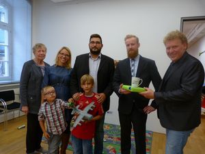Uwe Albert freut sich über den 1000. Besucher in der Galerie im Rathaus. Foto: Stadt Lippstadt