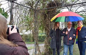 Sind gespannt auf vielfältige Bilder vom Alter: (v.l.n.r.), Iris Faulhaber, Bernhard Bartscher und Mariethres Koch-Fechteler sind überzeugt vom Potential der Lippstädter Seniorinnen und Senioren und zeigen beim Fotoshooting mit Julia Keimling schon mal wie es geht. Foto: Stadt Lippstadt