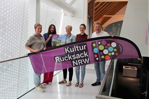 Freuen sich über den Start des Kulturrucksackprogramms für das zweite Halbjahr 2023: (v.l.n.r.) Elke Schmücker (Stadt Soest), Swetlana Ritter (Stadt Geseke), Sabrina Janetzky (Stadt Lippstadt), Jeanette Metz (Bad Sassendorf) und Uwe Albert (Stadt Lippstadt). Foto: Kulturrucksackverband