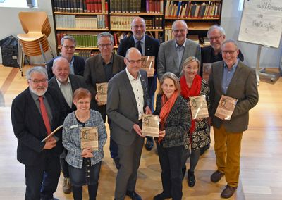 Die „Lippstadt-Bibliothek“ von Christof Sommer ist um ein Spurenheft reicher: Im Beisein von Vertretern des Heimatbundes Lippstadt, der Hansegesellschaft Lippstadt und des Fachdienstes Kultur und Weiterbildung der Stadt Lippstadt erhielt der Bürgermeister die 27. Ausgabe der „Lippstädter Spuren“. Foto: Stadt Lippstadt