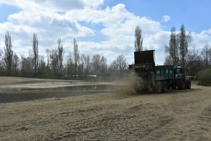 Das passende Mahdgut wird mittels Miststreuer auf der Rohbodenfläche ausgebracht. Foto: Stadt Lippstadt
