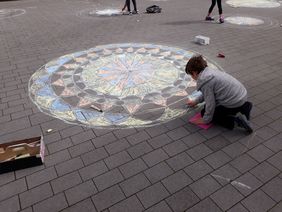 Unterstützt durch Philipp Uthman und weitere Engagierte aus dem Kunstverein können kleine und große Künstler auf dem Platz vor dem Bernhardbrunnen kreativ werden. Foto: Philipp Uthman 
