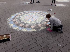 Unterstützt durch Philipp Uthman und weitere Engagierte aus dem Kunstverein können kleine und große Künstler auf dem Platz vor dem Bernhardbrunnen kreativ werden. Foto: Philipp Uthman 
