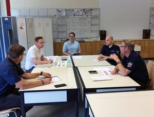 Der Corona-Ausbruch bei Tönnies beschäftigt das Ordnungsamt der Stadt Lippstadt seit einer Woche nahezu ununterbrochen. Der lückenlose Austausch und kurze Briefings von Innen- und Außendienst mit Ordnungsamtsleiter Thorsten Schmidt (2.v.l.) zur aktuellen Lage in Lippstadt und den notwendigen Maßnahmen bestimmen die Arbeitsabläufe. Foto: Stadt Lippstadt