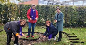 Setzen gemeinsam ein Zeichen: (v.l.n.r.) Irina Vavitsa, Hedwig Fromme, Roswitha Lauber vom Kreisfrauenausschuss des DGB und Daniela Franken, Gleichstellungsbeauftragte der Stadt Lippstadt, bepflanzen ein Frauenzeichen im Grünen Winkel. Foto: Stadt Lippstadt