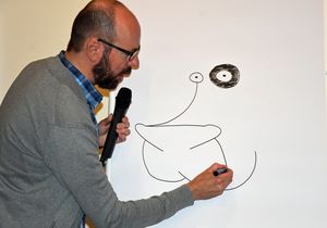 Autor und Illustrator Alexander Steffensmeier griff in der Lesung auch selbst zum Zeichenstift: Das Motiv ist natürlich die Kuh Lieselotte.  Foto: Stadt Lippstadt