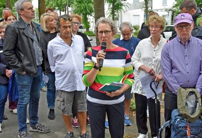Deborah Thorne bedankte sich auch im Namen ihrer Angehörigen dafür, dass mit den Stolpersteinen auch an ihre Familie erinnert werde. Foto: Stadt Lippstadt