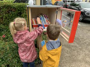 Im Postpark finden Kinder und Familien ab sofort einen „WortOrt“ – ein Bücherregal speziell für Kinder. Foto: Stadt Lippstadt