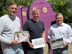 Der beliebte Spielplatz „Entenei“ soll erneuert werden – über die Gestaltungsentwürfe können die Lippstädterinnen und Lippstädter ab sofort abstimmen. (v.r.n.l.) Bürgermeister Arne Moritz, Christian Kleineheilmann und Martin Drees sind gespannt auf das Abstimmungsergebnis. Foto: Stadt Lippstadt