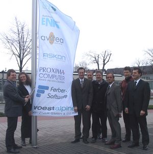 Zeigen gemeinsam Flagge (v. r.):