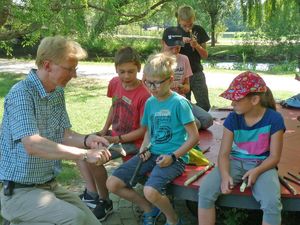 Frank Osinski zeigt den richtigen Umgang mit dem Taschenmesser. Foto: Stadt Lippstadt