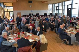 Viele ehemalige Mitarbeiter der Stadtverwaltung nutzten beim Pensionärstreffen die Möglichkeit zum Austausch mit ausgeschiedenen und aktiven Kollegen. Foto: Stadt Lippstadt