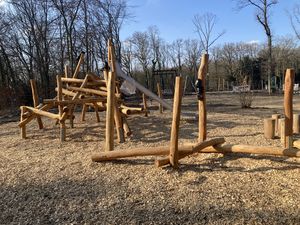 Der Spielplatz „Räuberhügel“ kann nach umfassenden Arbeiten im April wie-der öffnen. Bis dahin werden noch Restarbeiten erledigt.