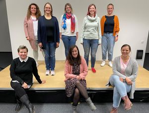 Mandy Fischer, Jessica Stellmacher, Jana Florek, Anne Sellmann und Christina Rebbert (stehend v.l.) bilden den neuen Stadtelternrat der Stadt Lippstadt. Unterstützt werden sie von den Ehrenmitgliedern Alexandra Bobb, Nicola Gerke und Hannah Berglar-Jolk (sitzend v.l.). Foto: Stadt Lippstadt