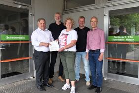Die umfangreiche Vorarbeit hat sich gelohnt, der offizielle Förderbescheid ist da: Über die Förderzusage der Bezirksregierung für die Sanierung des Lehrschwimmbeckens Dedinghausen und der benachbarten Turnhalle freuen sich (v.l.) Bürgermeister Arne Moritz, die beteiligten Fachdienstleitungen Jörg Veenhof (Hochbau), Ulrike Möring (Bauverwaltung) und Christian Kleineheilmann (Grünflächen, Spielen und Sport) sowie Heinrich Horstmann, Fachbereichsleiter Stadtentwicklung und Bauen.  Foto: Stadt Lippstadt