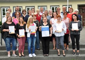 Strahlende Gesichter zum Abschluss: Nach 160 Unterrichtseinheiten erhielten die Kindertagespflegepersonen aus den Händen von Manfred Strieth (Stadt Lippstadt, hintere Reihe, 3.v.r.), Dr. Brigitte Eickhorn (VHS, hintere Reihe, 1.v.r.), Dorothee Großekathöfer (SkF, hintere Reihe, 1.v.l.) und Anita Balkenhol (SkF, mittlere Reihe, 1.v.l.) ihre Zertifikate. Foto: Stadt Lippstadt
