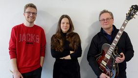 Beim Lehrerkonzert in der Jakobikirche begleiten Schlagzeuger Tim Heimann und Musikschulleiter Michael Ressel die Sängerin Rebecca Krejci bei einer selbstkomponierten Jazzballade. Foto: Conrad-Hansen-Musikschule