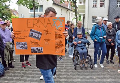 Vor dem Gebäude Wiedenbrücker Straße 14 berichteten Konfirmanden aus Hörste mit selbstgestalteten Collagen zur Familie Sostheim. Foto: Stadt Lippstadt