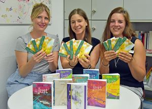 Jubiläum für den Mädchenmerker: Neun Ausgaben des informativen Kalenders gab es schon. Jetzt präsentiert das Team der Gleichstellungsstelle die Ausgabe Nummer 10. Foto: Stadt Lippstadt