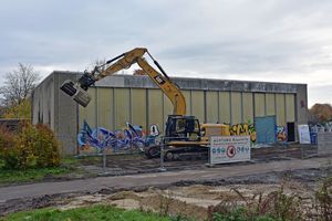 Die Abbrucharbeiten an der Einfachsporthalle am Evangelischen Gymnasium haben begonnen. Foto: Stadt Lippstadt