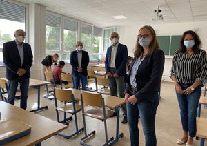 Fachbereichsleiter Manfred Strieth (m.), Wolfgang Roßbach (zweiter v. l.) und Heinz Müting (erster v. l.) von der Dr. Arnold Hueck-Stiftung tauschten sich mit Schulleiterin Barbara Detering (r.)  und Koordinatorin Alice Schäfers (zweite v. r.) über das Projekt Sommerschule aus.  Foto: Stadt Lippstadt