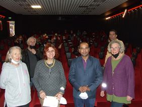 Petra Jallow (INI Berufskolleg), Hubert Nieuwdorp (Cinema-Studio), Margot Bell und Angelika Balmes (Fairtrade Town Lippstadt), Abdul Hai und Marcos da Costa-Melo (FUgE Hamm) freuen sich über das Interesse der Schüler und Schülerinnen des INI-Berufskollegs. Foto: Stadt Lippstadt