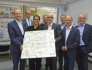 Ausstellungseröffnung mit Siegerentwurf (v.l.): Volker Lembken (lembken architekten stadtplaner), Bürgermeister Christof Sommer, Marai Ströcker (RSA Architekten), Prof. Hartmut Welters (post welters + partner), Carsten Rinsdorf (RSA Architekten), Christian Paul (Hella), Heinrich Horstmann (Stadt Lippstadt) und Mirko Rosmarin (Hella).  Foto: Stadt Lippstadt