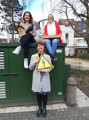 Elisa Stellmacher, Sonja Kiekens und Sabrina Janetzky vom Familienbüro gehen in den Osterferien mit Kindern auf spannende Forschungsexpeditionen. Foto: Stadt Lippstadt