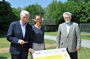 Spendeten für die „Schwebende Plattform“ am Jahnplatz: (v.l.n.r.): Franz Klocke, Gabriele Staats und Karl-Heinz Peter von Pro Lippia. Foto: Stadt Lippstadt